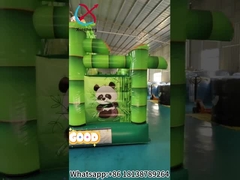 Opblaasbaar springhuis met glijbaan van panda bamboe