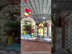 Commerciële opblaasbare kastel met een bouncy bos-thema.