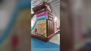 Schattige beer springkasteel met glijbaan voor kinderen