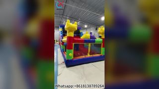 Kleurrijk springkasteel met glijbaanplezier