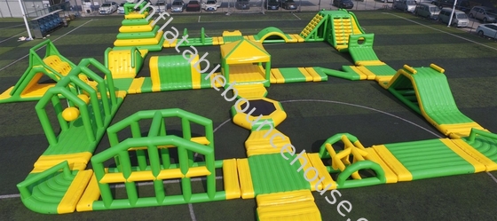Geel en groen gigantisch zee opblaasbaar waterpark Aqua Park voor volwassenen